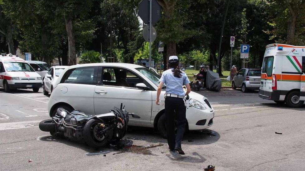 Scontro allo stop, in gravi condizioni un motociclista