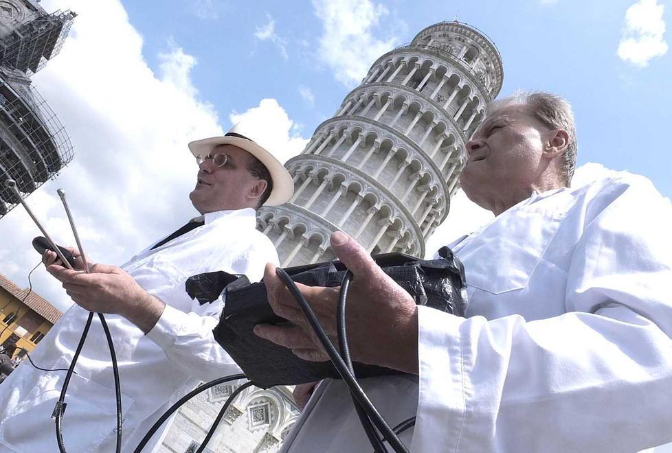 Cacciatori di fantasmi in piazza dei Miracoli 