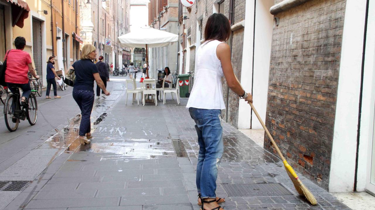 Il lavoro di pulizia dei negozianti