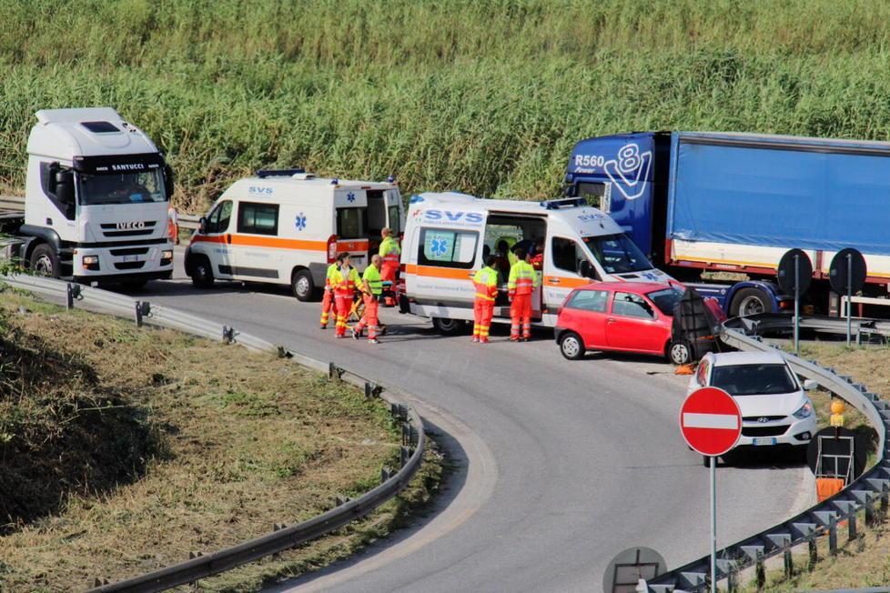 Con l’auto contro il guard rail, ferita mamma con i due figli 