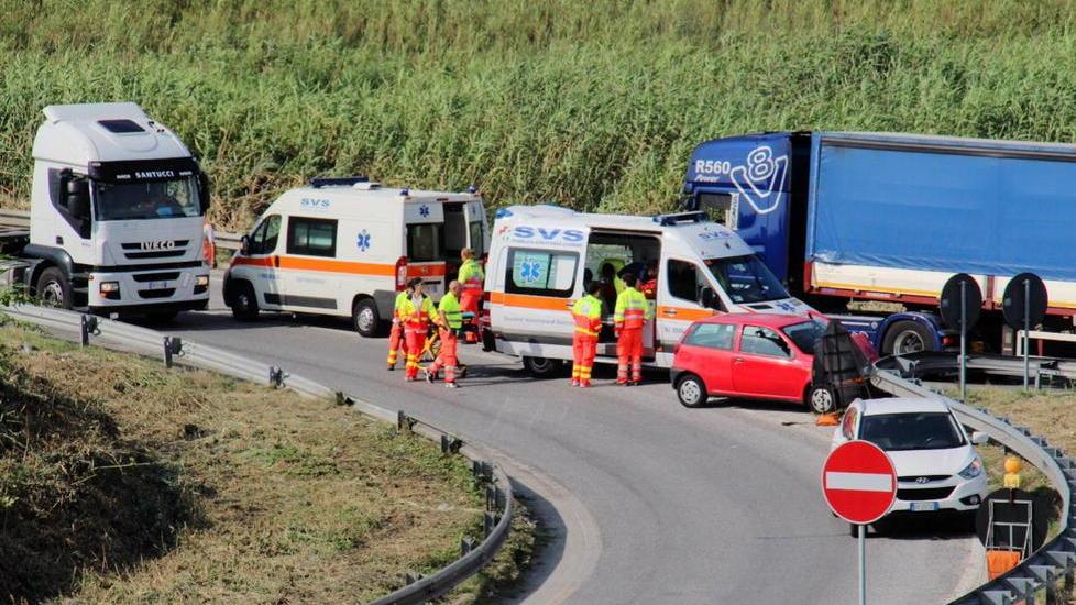 Con l’auto contro il guard rail, ferita mamma con i due figli