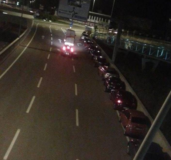 Decine di auto parcheggiate di notte lungo la tangenziale 