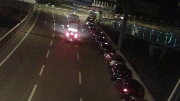 Decine di auto parcheggiate di notte lungo la tangenziale