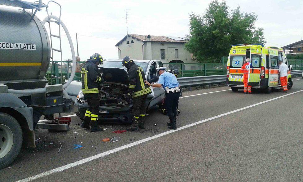 Schianto contro il camion del latte, muore donna di 52 anni