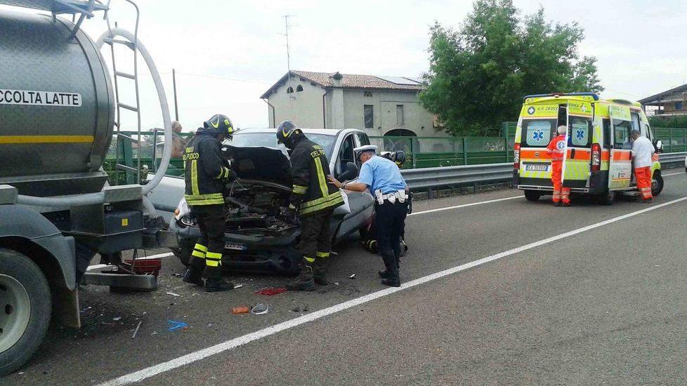 Schianto contro il camion del latte, muore donna di 52 anni