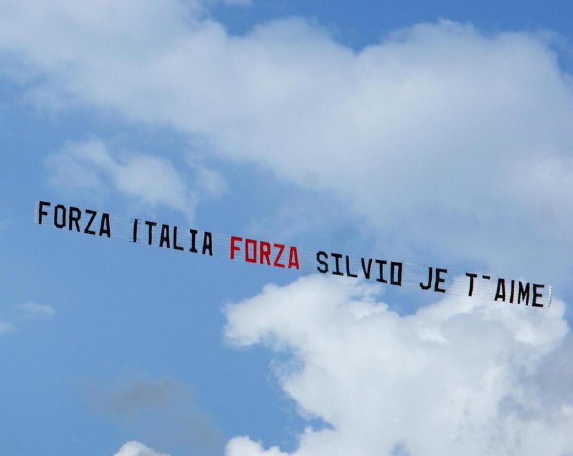 Nel cielo della Versilia vola il messaggio pro Berlusconi 
