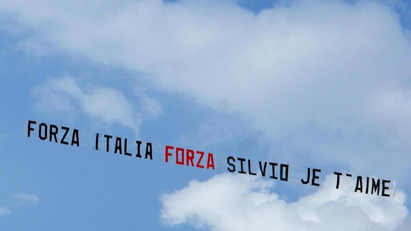 Nel cielo della Versilia vola il messaggio pro Berlusconi