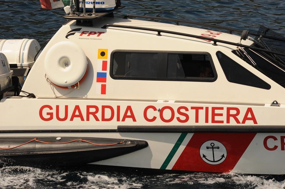 Affonda il catamarano, turista soccorso dopo due ore in mare 
