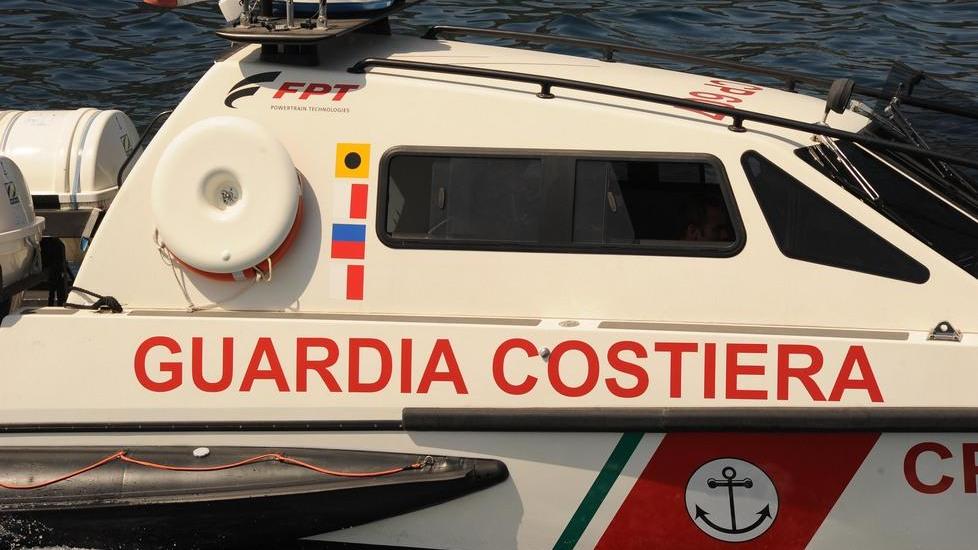 Affonda il catamarano, turista soccorso dopo due ore in mare 