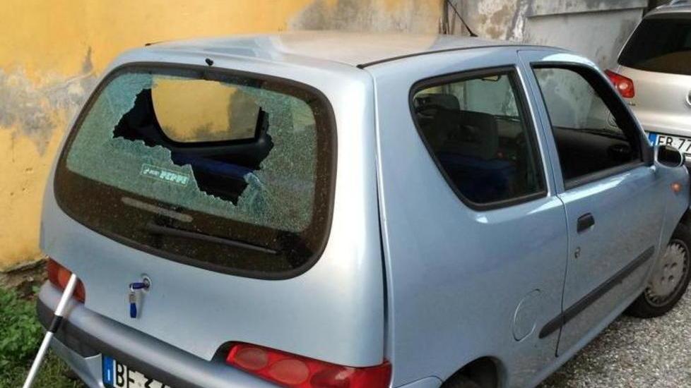 Sasso contro l’auto del parroco
