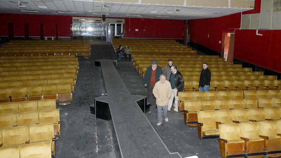 Scoperti 8 vandali nell’ex cinema a spaccare sedie e vetrate 