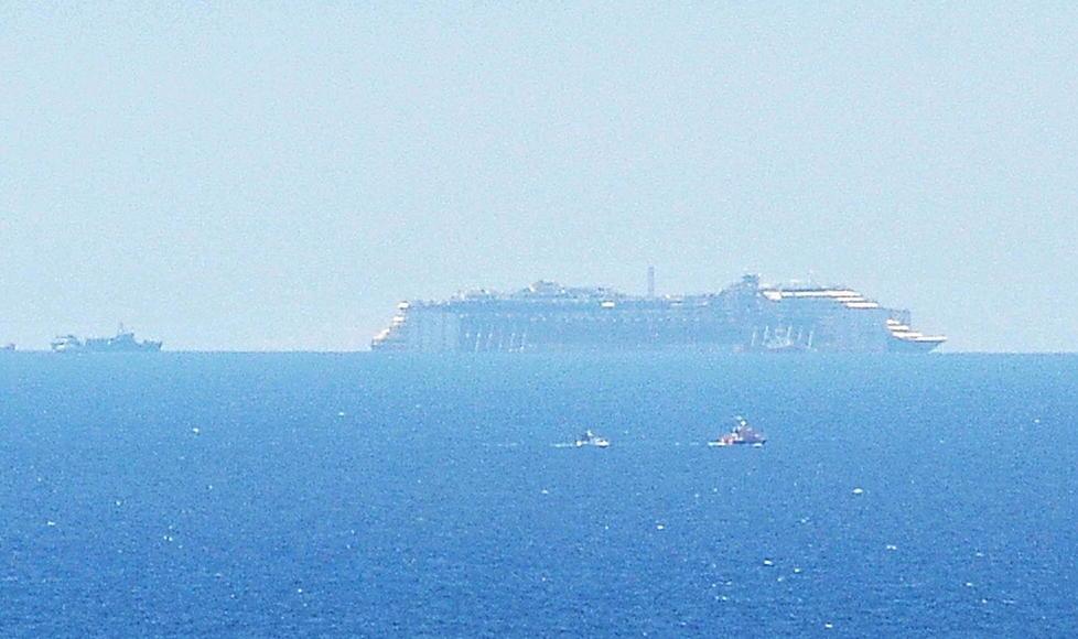 La Concordia saluta l’isola d’Elba 