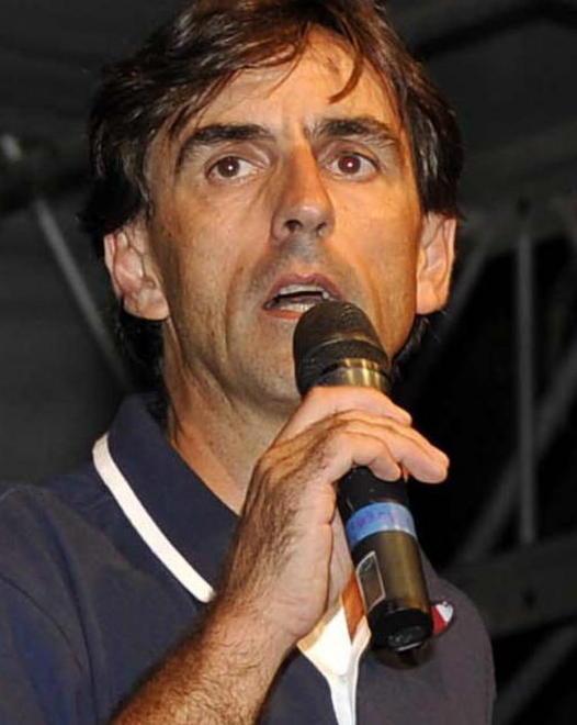 Strattoni al suo calciatore allenatore sotto accusa