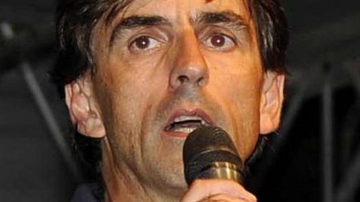 Strattoni al suo calciatore allenatore sotto accusa