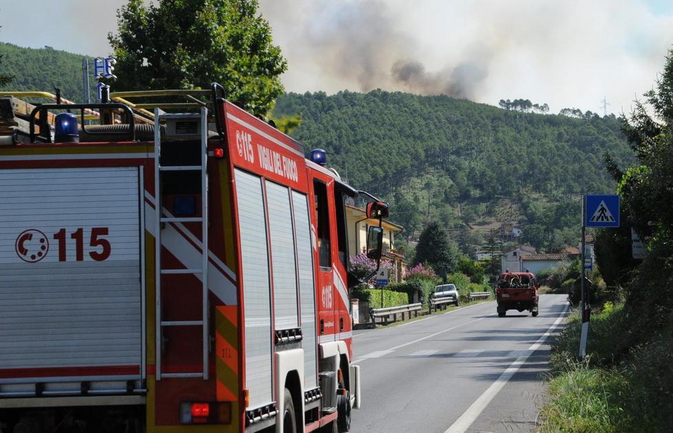 Brucia baracca agricola, polli e conigli arsi vivi
