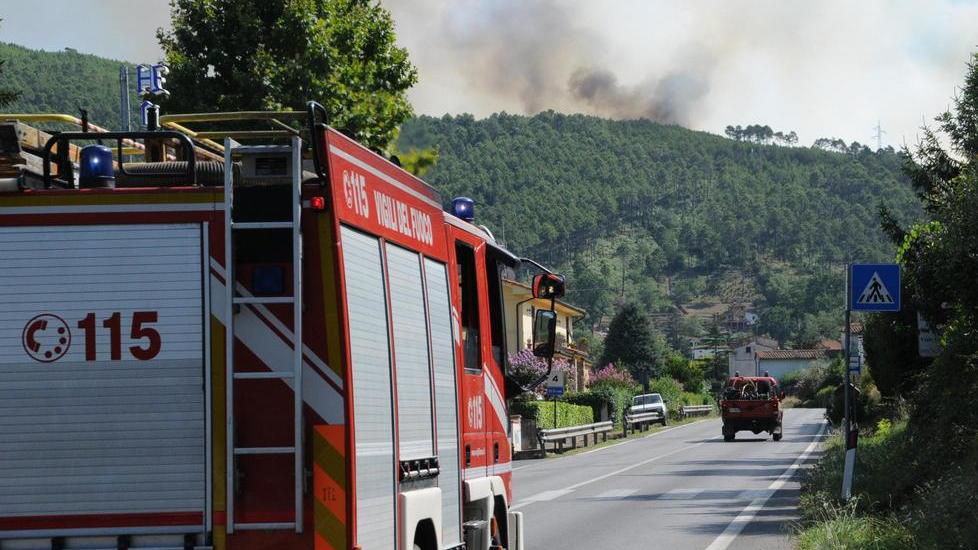 Brucia baracca agricola, polli e conigli arsi vivi