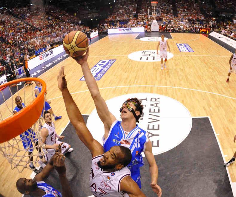 Dinamo-Bologna inaugura la nuova corsa allo scudetto 