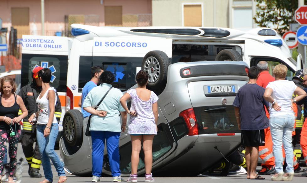 Brucia uno stop, Fiat Panda si ribalta