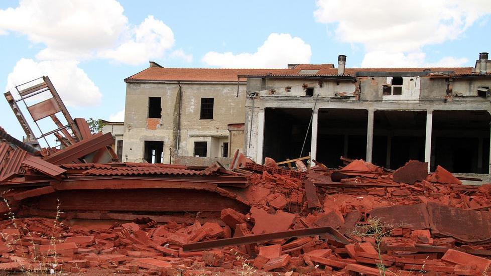 Amianto, bonifica iniziata: operai in viale del cimitero