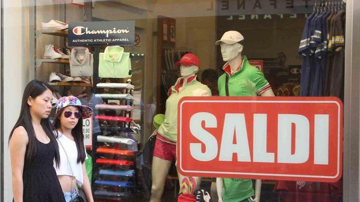 I saldi non decollano: vendite meno 16%