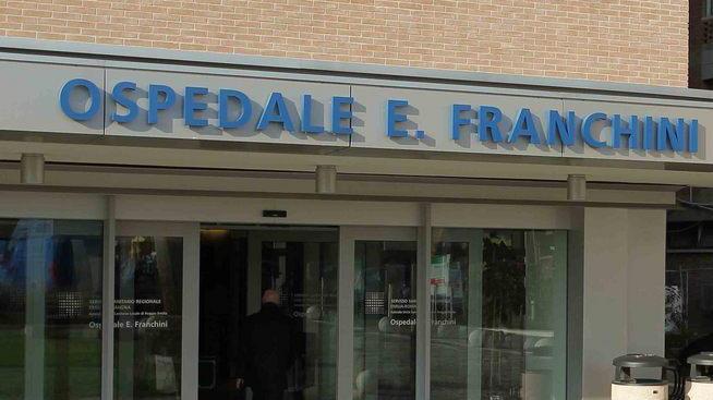 Entrò in ospedale armato Patteggia un anno e 8 mesi