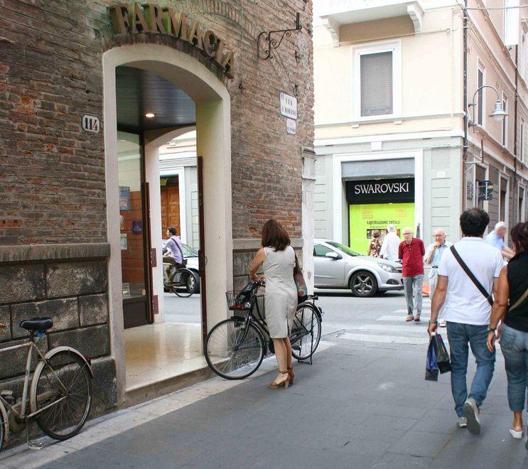 Coltellate tra passanti, tentato omicidio 