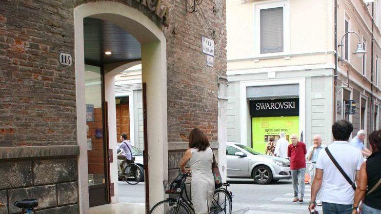 Coltellate tra passanti, tentato omicidio