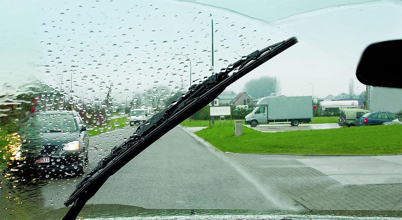 Corriera senza tergicristallo in A1 dalla Riviera a Modena sotto la pioggia