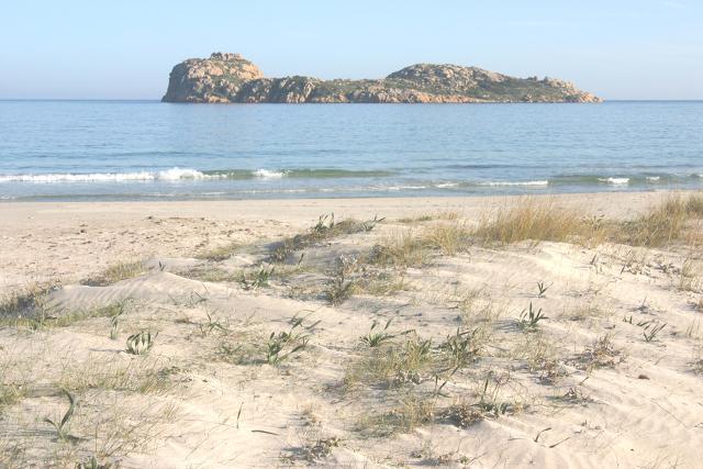 Tra due promontori rocciosi il paradiso di Porto Tramatzu 