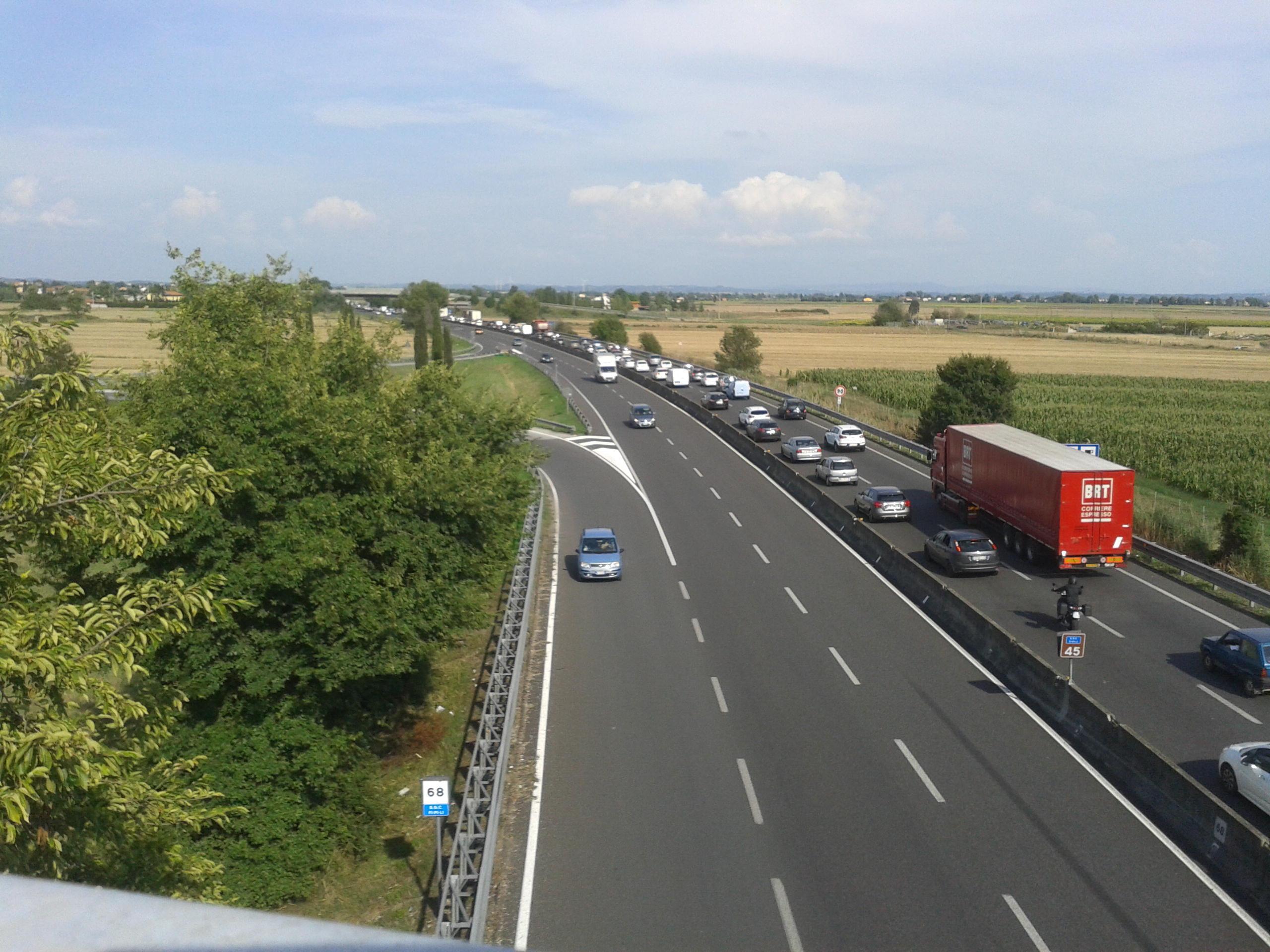 Maxi-tamponamento in superstrada, traffico in tilt anche sulla 67 