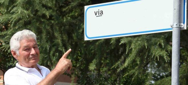 Lo nominano Cavaliere: gli amici gli intestano la via 