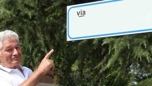 Lo nominano Cavaliere: gli amici gli intestano la via