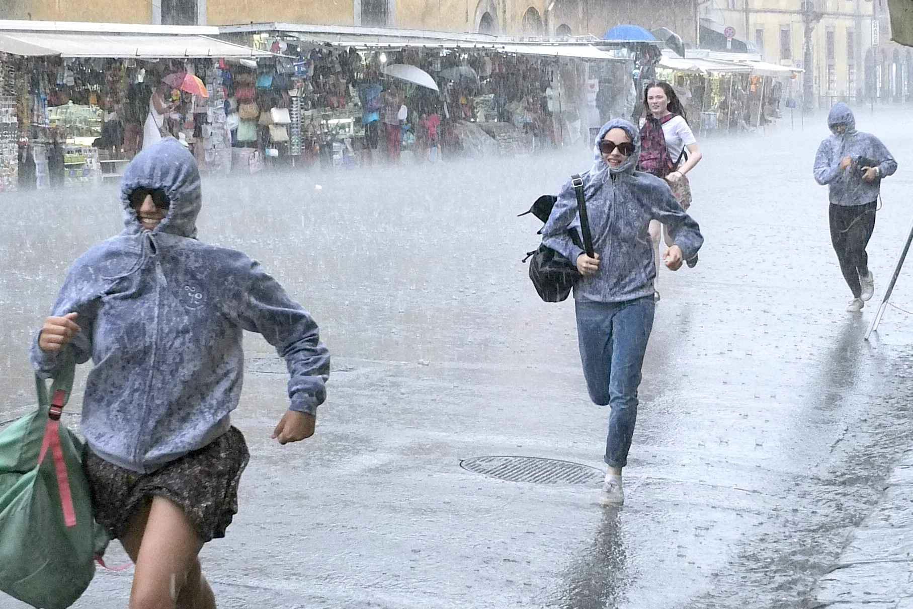 Nubifragi, fulmini, trombe d’aria: Toscana nord ko 