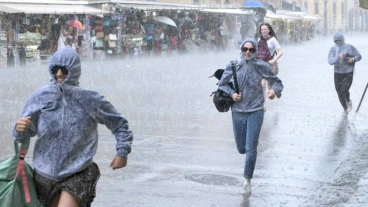 Nubifragi, fulmini, trombe d’aria: Toscana nord ko