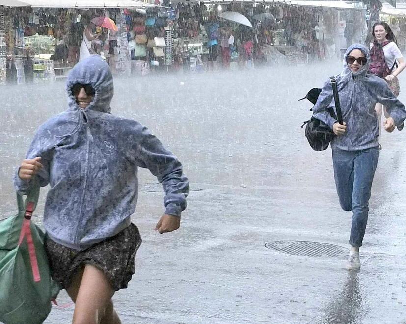 L’acquazzone mette in fuga i turisti da piazza dei Miracoli 