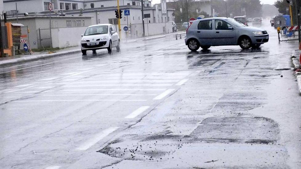 Calambrone, comincia di notte la riasfaltatura del viale del Tirreno