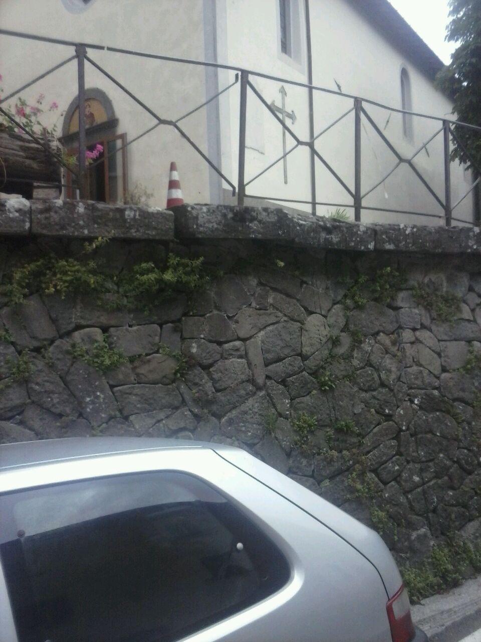 Ringhiera rotta in piazza della Chiesa e rischio per i cittadini 