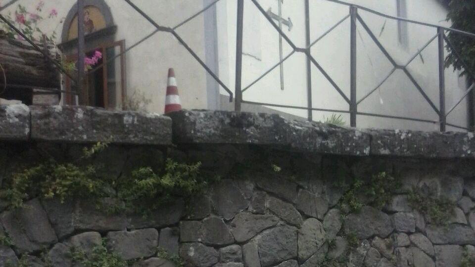 Ringhiera rotta in piazza della Chiesa e rischio per i cittadini
