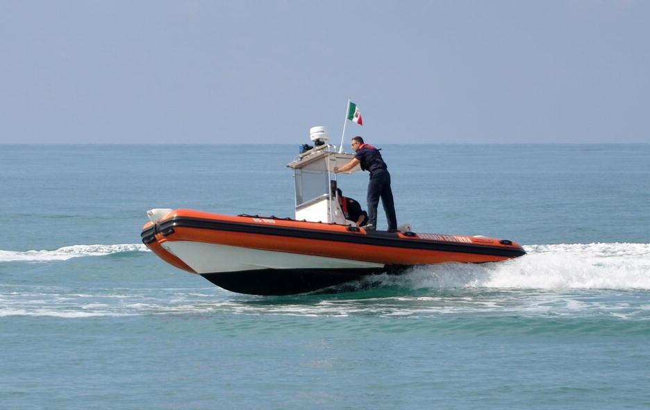 Surfista in difficoltà salvato dalla guardia costiera 
