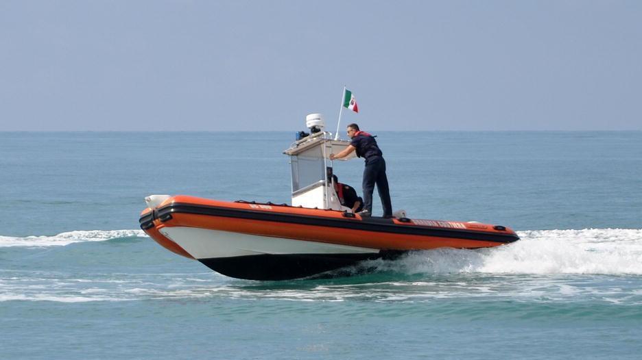 Surfista in difficoltà salvato dalla guardia costiera