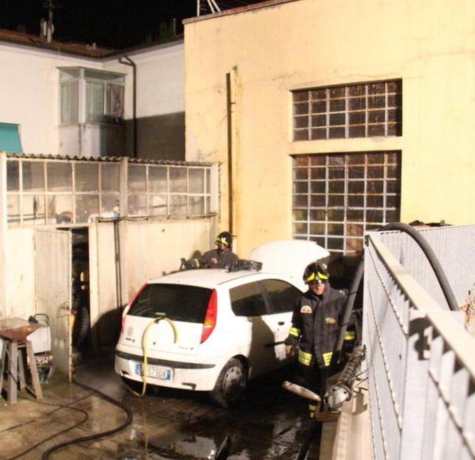 Incendio nella notte in un’officina di via Maffi 