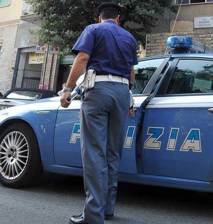 Lite fra amici in piazza della Stazione: sfonda con una pietra il finestrino dell’auto 