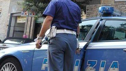 Lite fra amici in piazza della Stazione: sfonda con una pietra il finestrino dell’auto