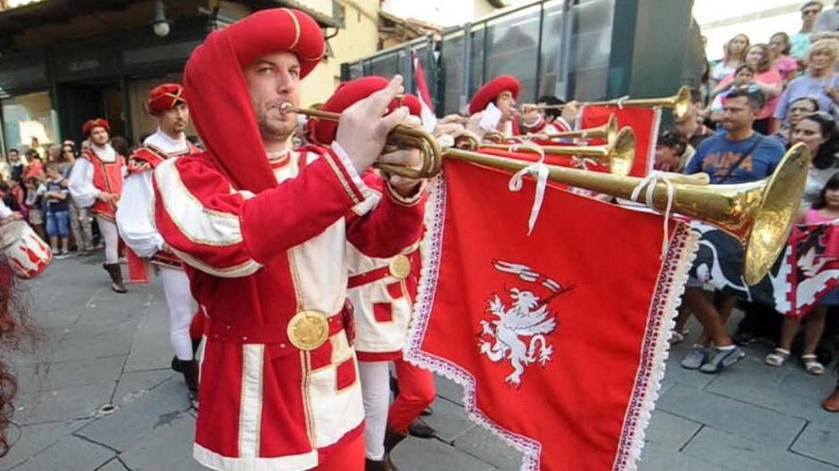 Una giornata di festa iniziata con la sfilata