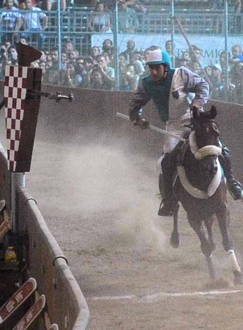 Due cavalli azzoppati gelano la Giostra 