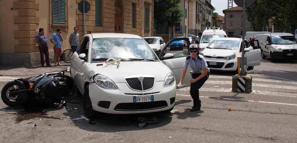 Grave motociclista dopo uno scontro 