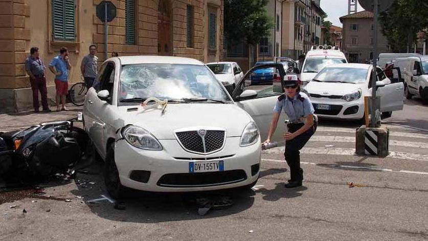 Grave motociclista dopo uno scontro