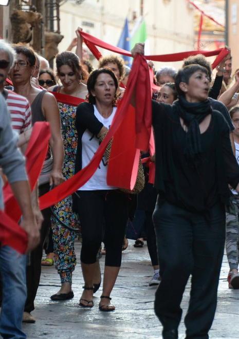 I sassi lungo quel filo rosso per sanare la ferita alle mura 