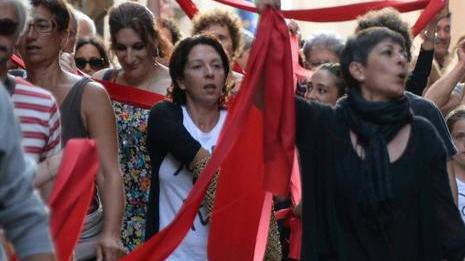 I sassi lungo quel filo rosso per sanare la ferita alle mura