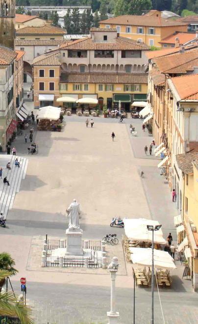 Travestita da mimo porta via 500 euro a un turista: arrestata